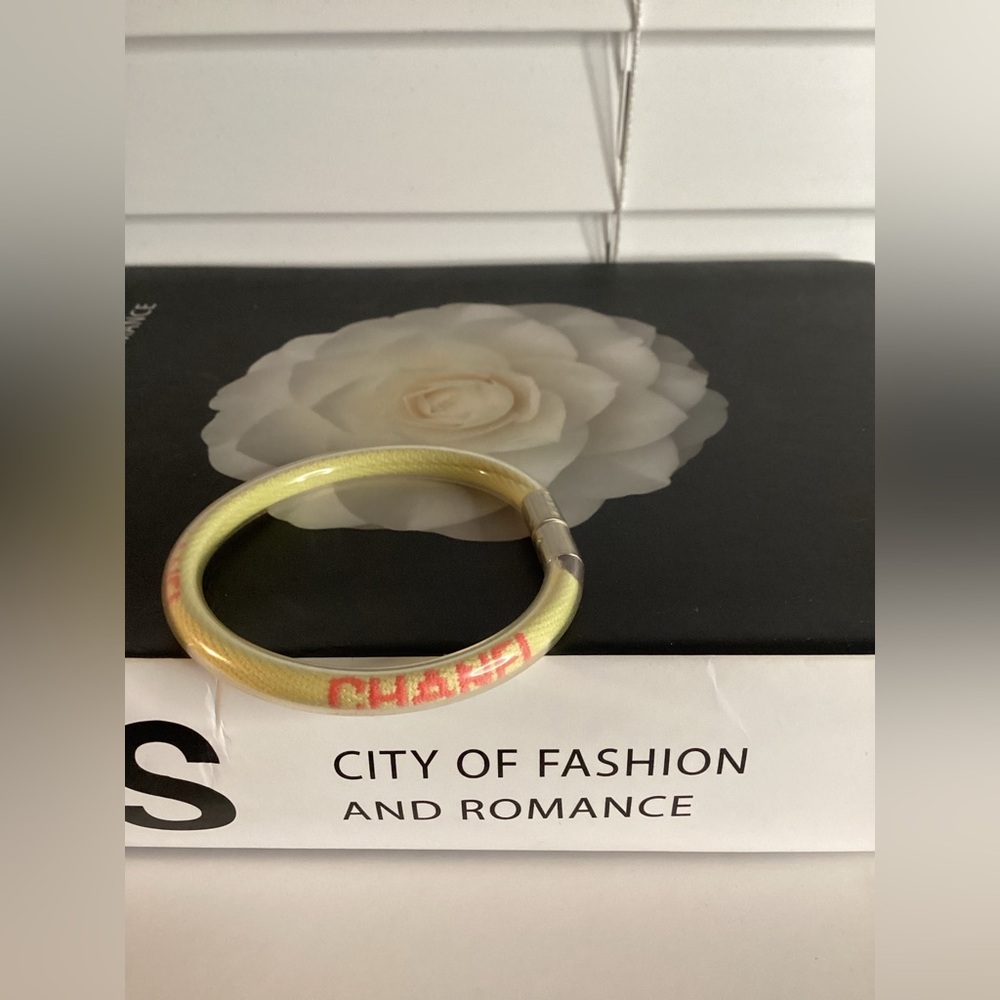 CHANEL Bracelet Tube Bangle (yellow) - Picture 4 of 7